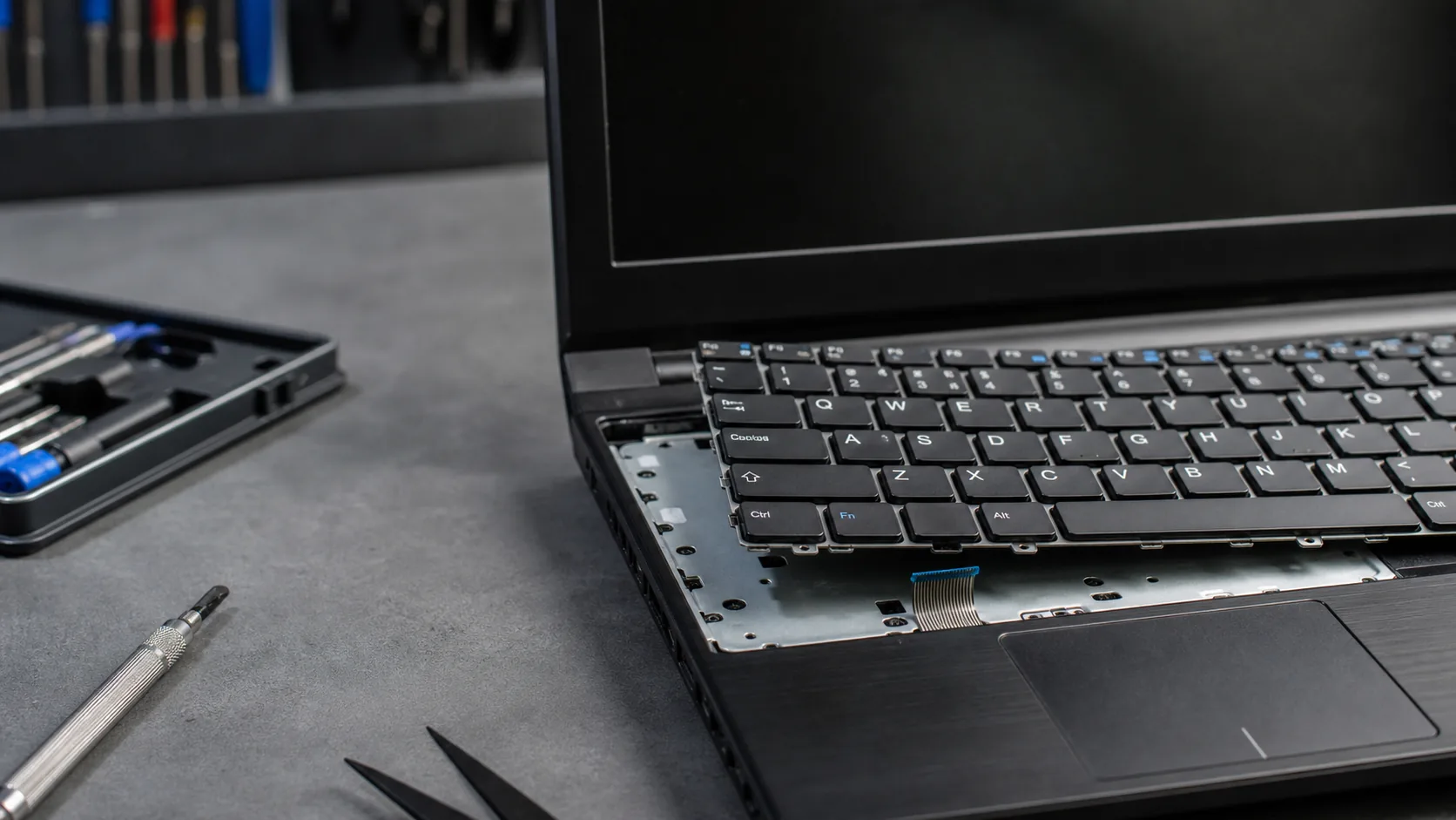 Primer plano de cambio de teclado de notebook en mesa técnica
