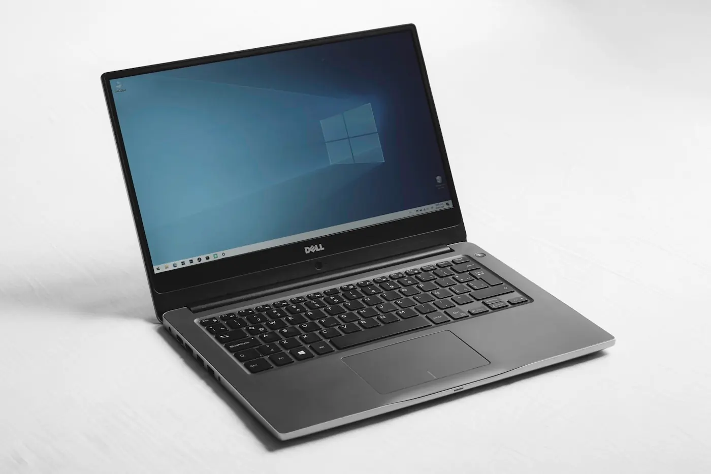 Reparacion tecnica de notebook con pantalla y componentes internos visibles