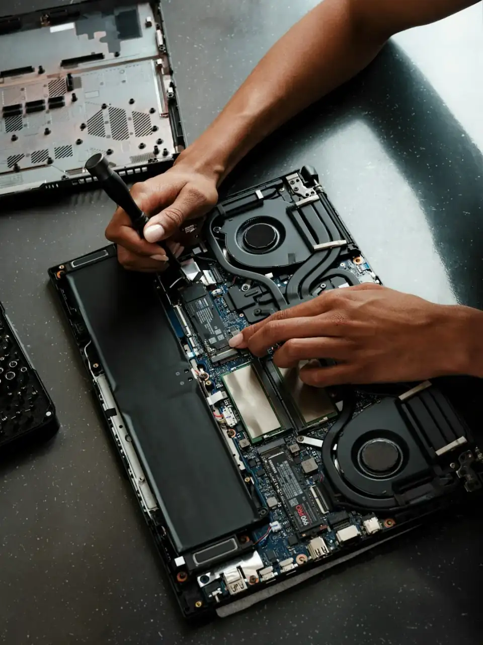 Técnico reparando notebook HP Dell Lenovo en NBK Servicio Técnico Providencia Santiago